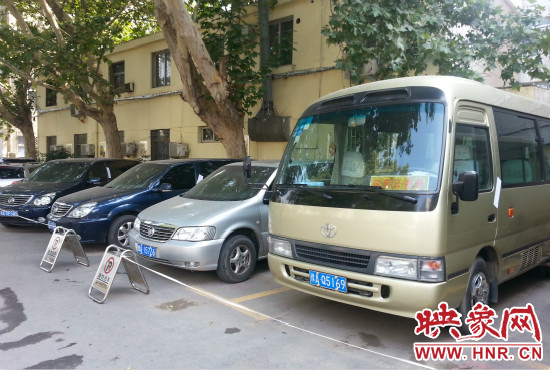 管城區委院內已經被封存公車在停車場停放。