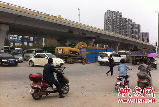 此次塌陷位于鄭州市西三環與中原路交叉口東側路西，對交通影響明顯。