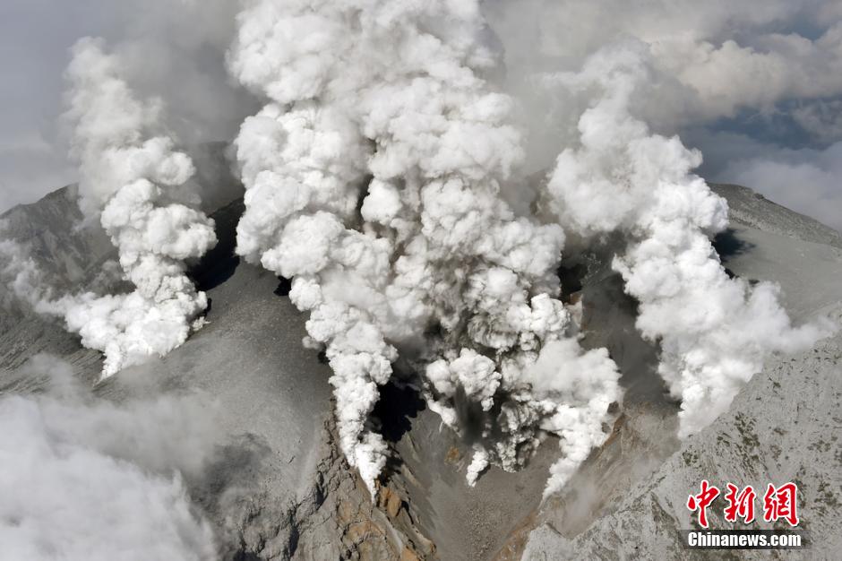 當地時間2014年9月27日，日本中部御岳山發生噴發，或已造成數人受傷。