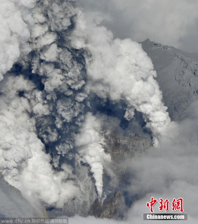 當地時間2014年9月27日，日本中部御岳山發生噴發，或已造成數人受傷。