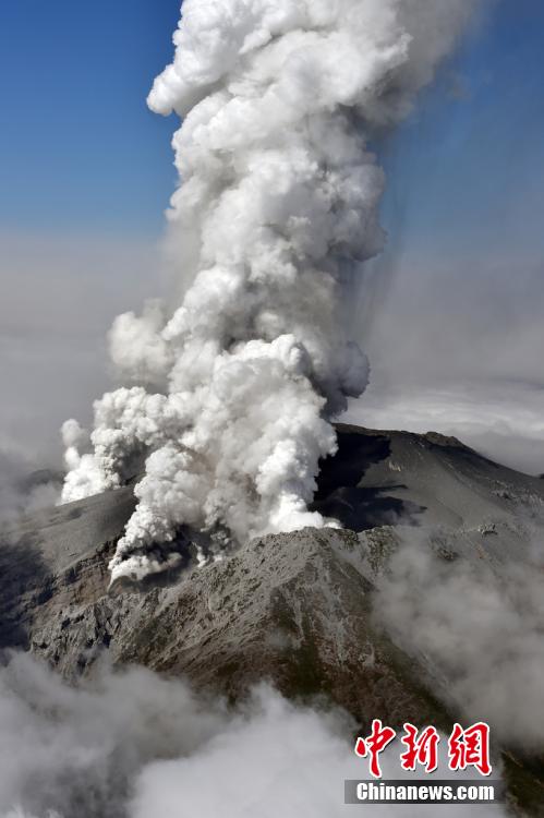 當地時間2014年9月27日，日本中部御岳山發生噴發，或已造成數人受傷。