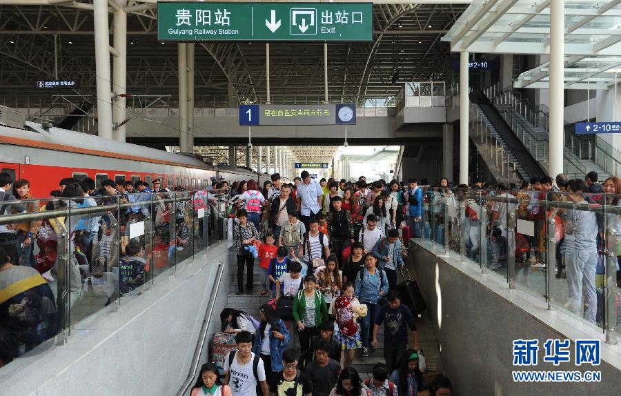 10月6日，抵達貴陽火車站的旅客準備出站。