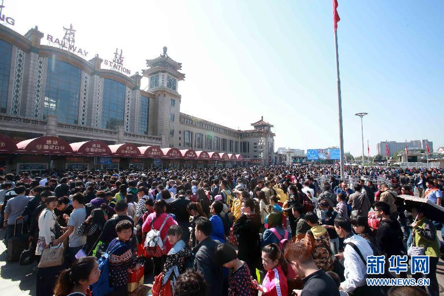  10月6日，在北京火車站，人們排隊進站。