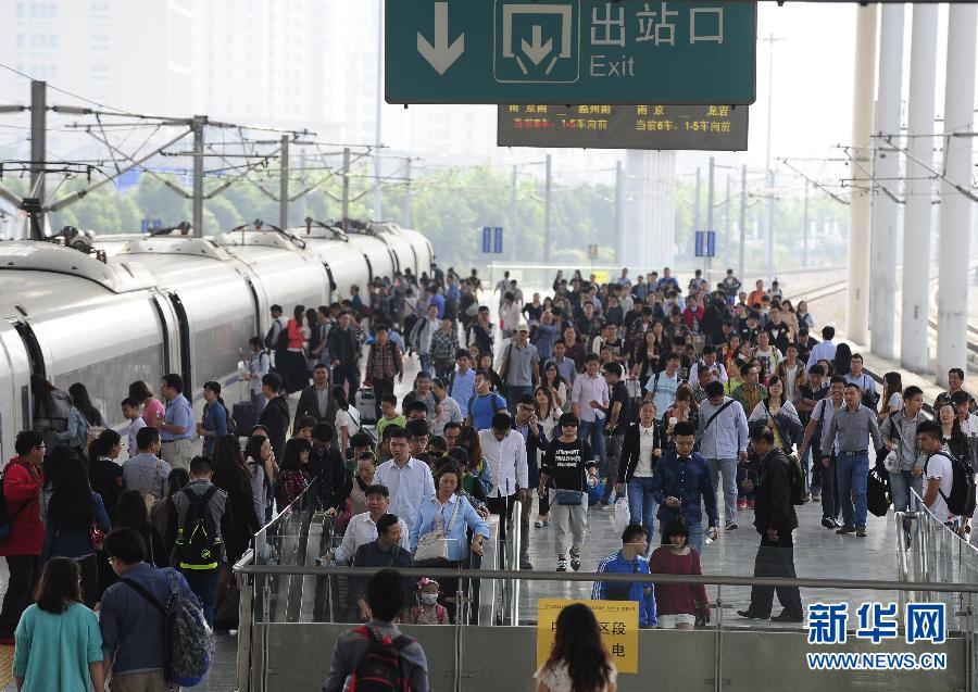 10月6日，無錫火車站站臺上人頭攢動。