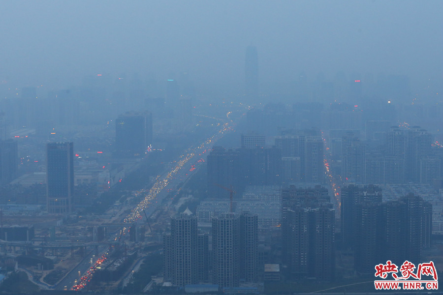 18：07鄭州被霧霾包裹著，不遠處的建筑隱約可見。