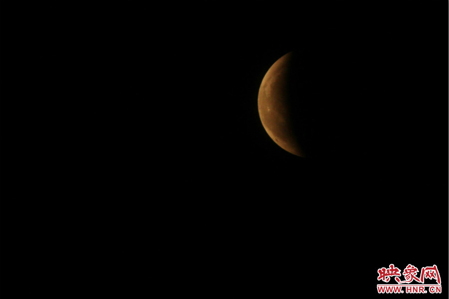 19：47夜風吹散了霧霾，月亮漸露芳容。