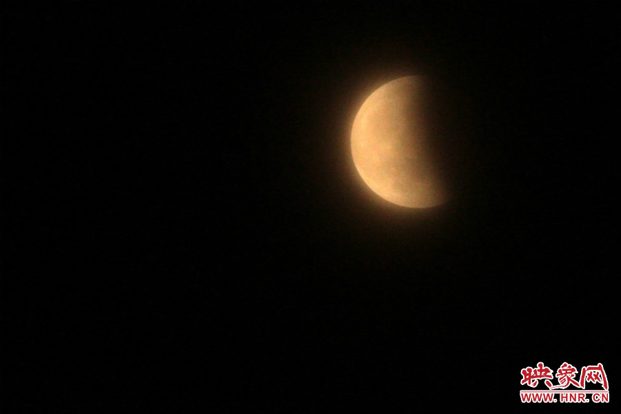 20：11夜空依然能見度很低，月亮看起來總是霧蒙蒙的。