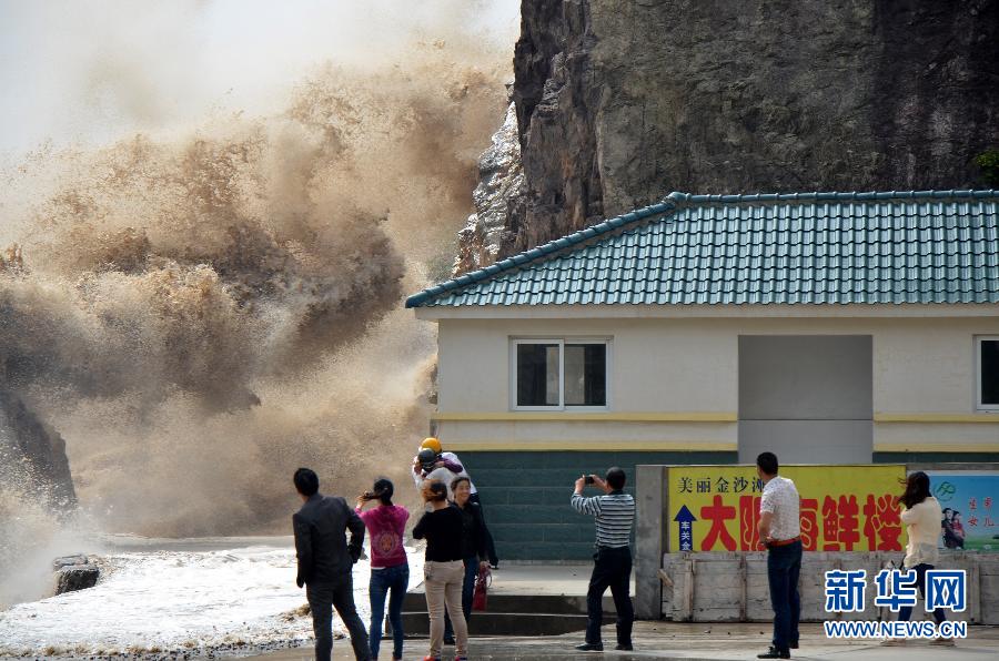 10月12日，浙江省溫嶺市石塘鎮(zhèn)海域出現(xiàn)大浪。