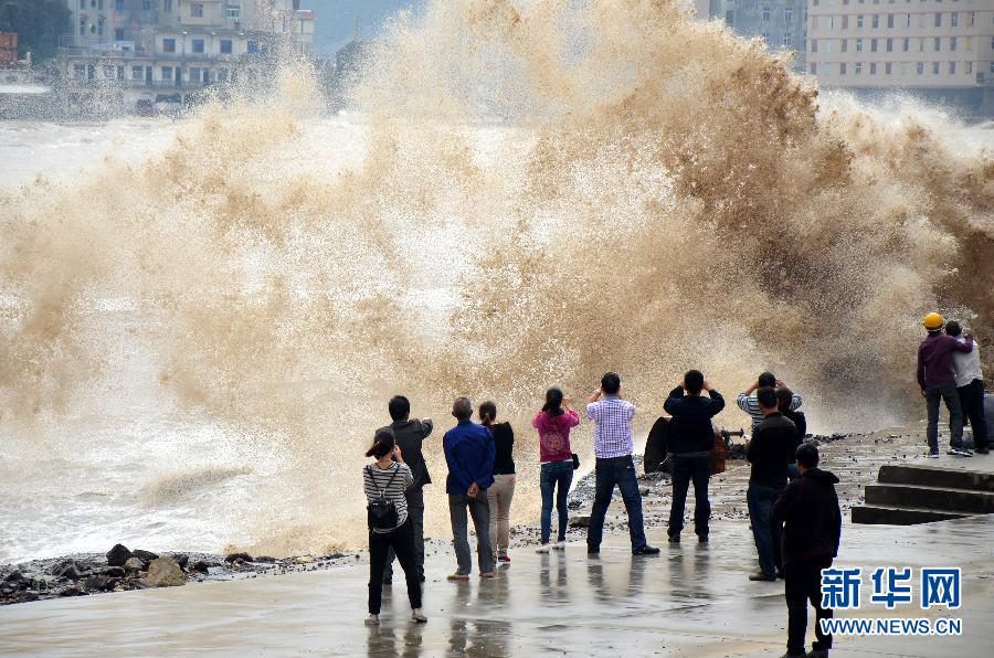 10月12日，人們在浙江省溫嶺市石塘鎮(zhèn)觀看大浪。