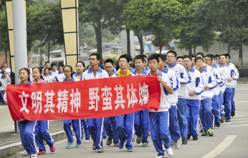 10月14日，成都七中萬達學校實行三年跑六百公里才能畢業(yè)，現(xiàn)場學生開始長跑。