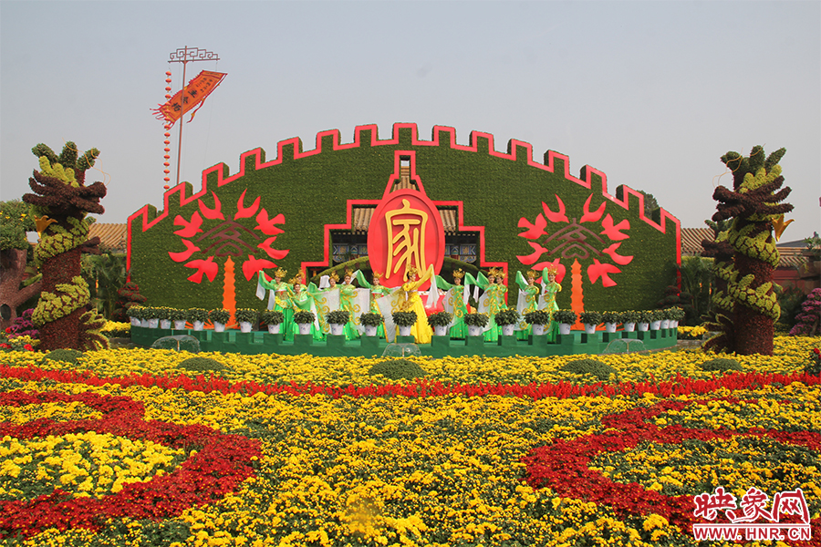 龍亭公園內大型菊花景觀。