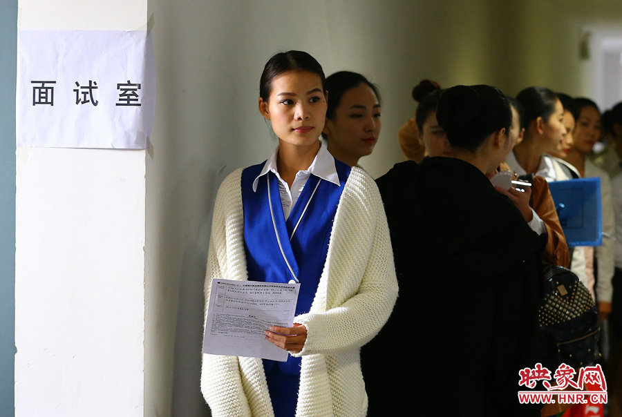 南航在鄭招百名空姐空少 全國(guó)千余帥哥美女應(yīng)試