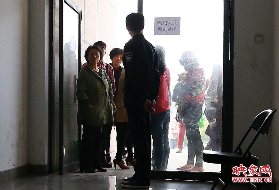 南航在鄭招百名空姐空少 全國(guó)千余帥哥美女應(yīng)試