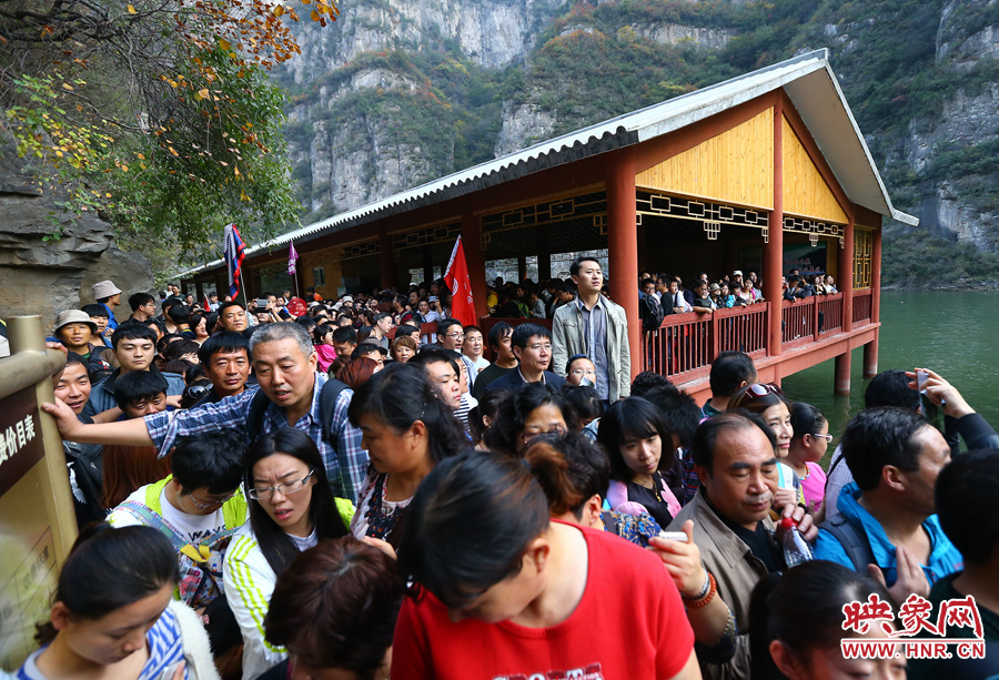 由于長時(shí)間擁擠不動(dòng)，導(dǎo)致游客產(chǎn)生了焦躁的情緒