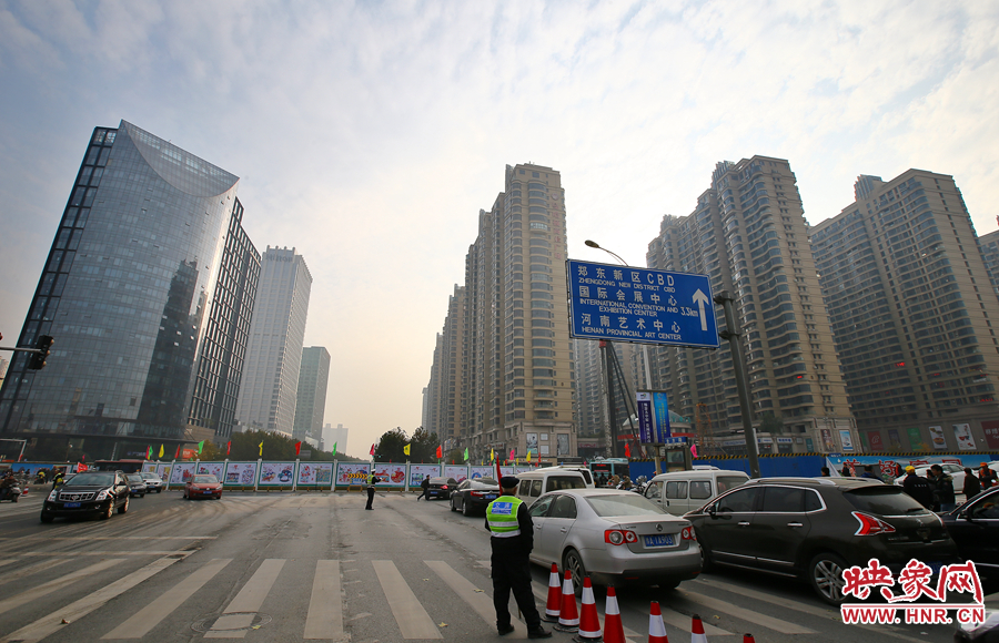 由于圍擋，汽車司機看不到對面的紅綠燈，車輛通行全靠交警現場指揮