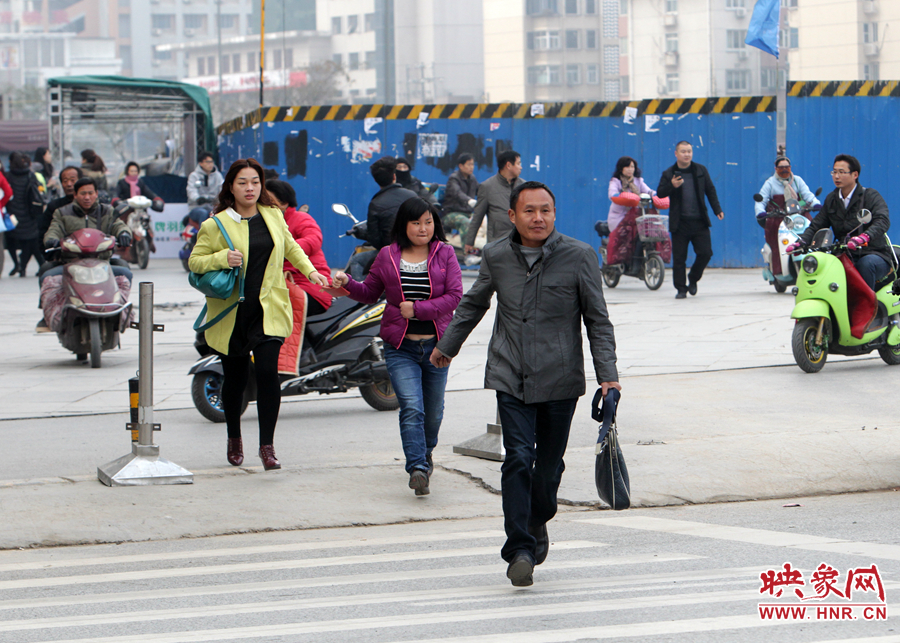 因為堵車，許多上班族飛奔在路上