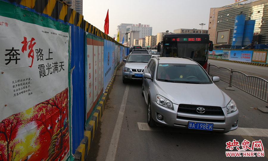 每條路的路口都壓縮成雙車道，大大減緩了汽車通行速度