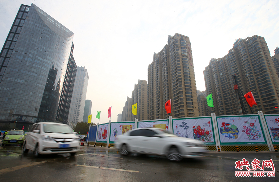 汽車繞行金水路未來路環形圍擋