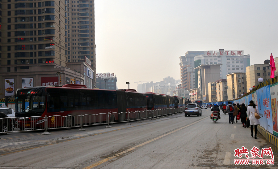 未來路道路兩邊施工，行人和非機動在機動車道路上通行