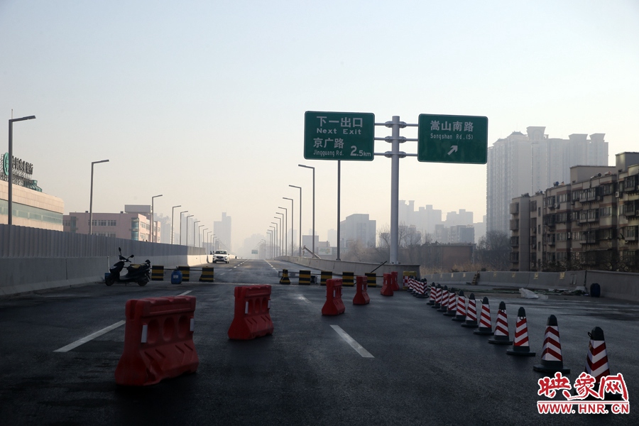 嵩山南路出口，由西向東至嵩山南路出口向東暫未開通。