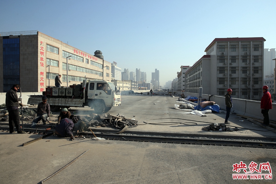 由西向東方向，嵩山南路出口以東，仍在緊張施工中。