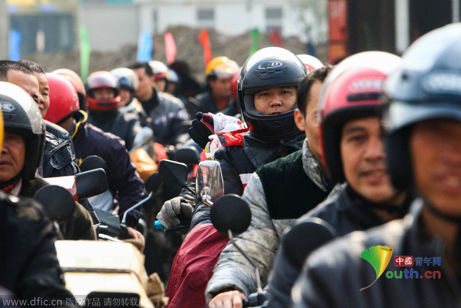 2015年2月10日，廣東佛山，順德龍山加油站為返鄉摩托車免費加油。