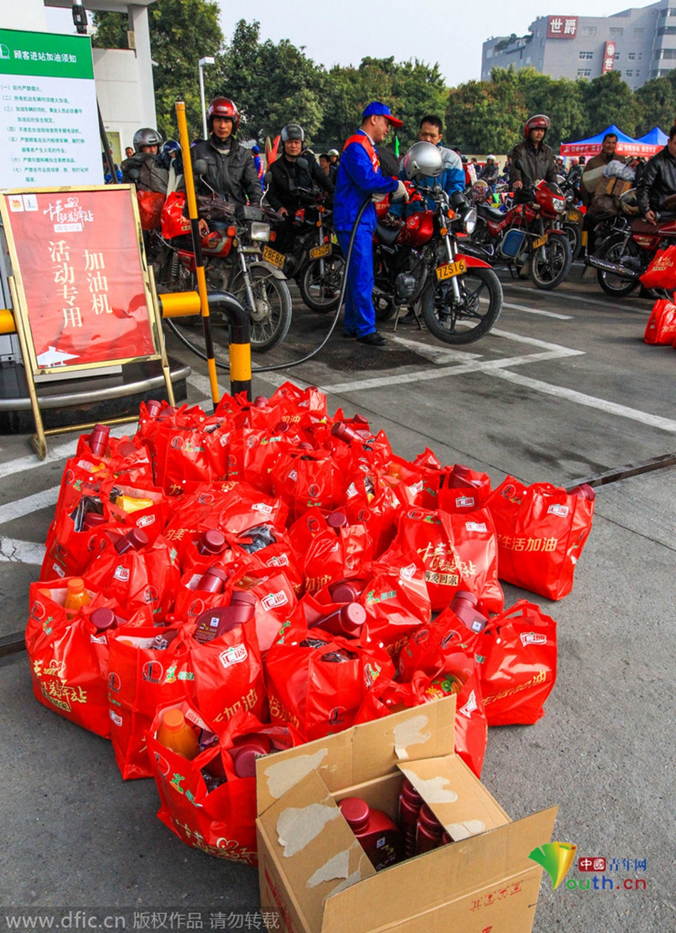 2015年2月10日，廣東佛山，順德龍山加油站為返鄉摩托車免費加油。