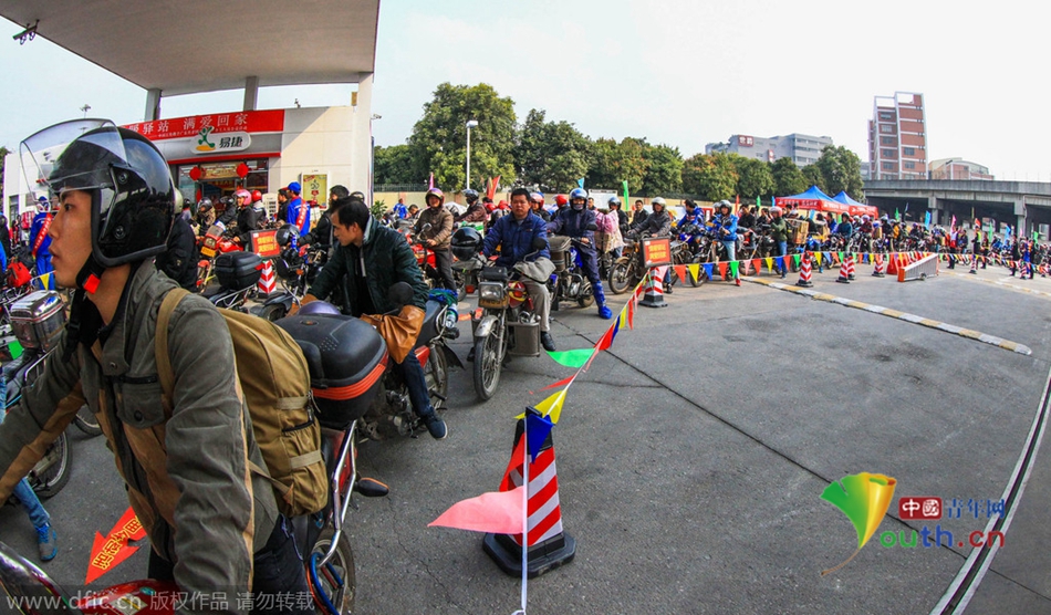 2015年2月10日，廣東佛山，順德龍山加油站為返鄉摩托車免費加油。