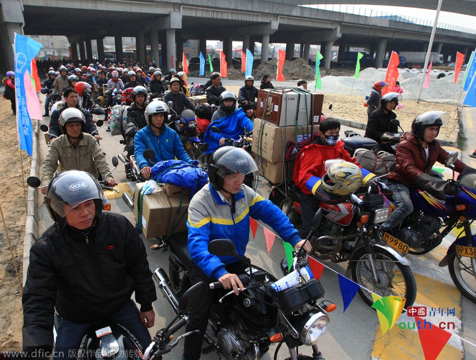 2015年2月10日，廣東佛山，順德龍山加油站為返鄉摩托車免費加油。