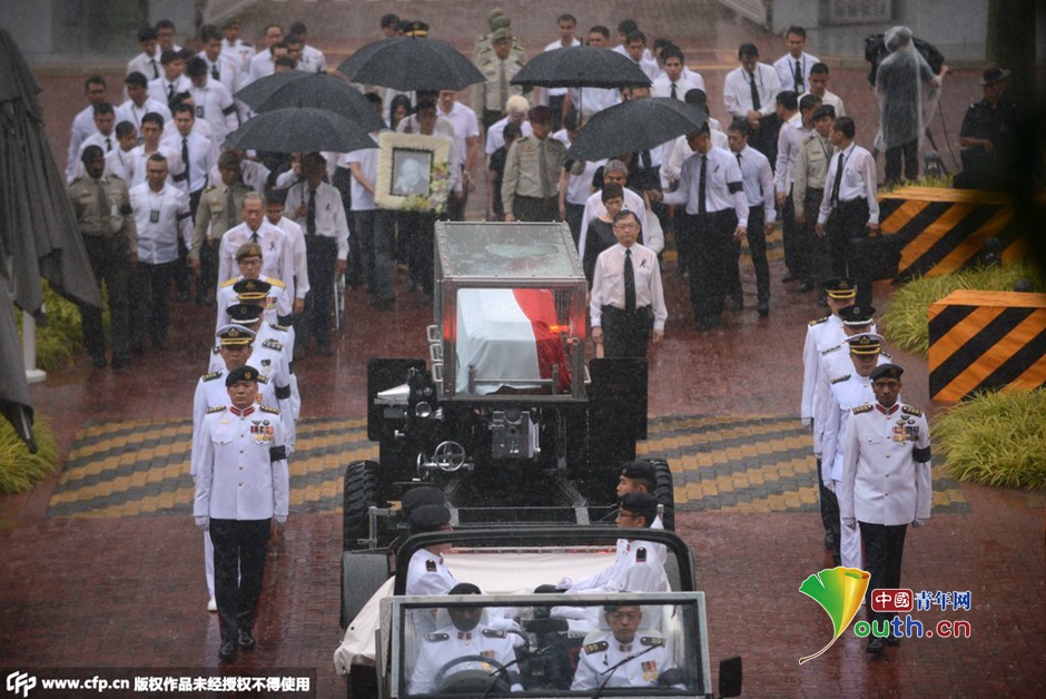 民眾冒雨在街頭守候