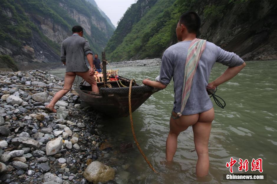 巴東神農溪還保留著獨特的裸體纖夫拉纖景觀。