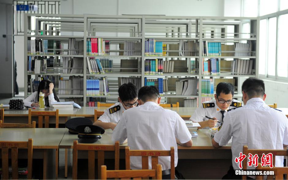 5月8日，武漢輕工大學保安黃凱在圖書館巡查。中新社發 張暢 攝