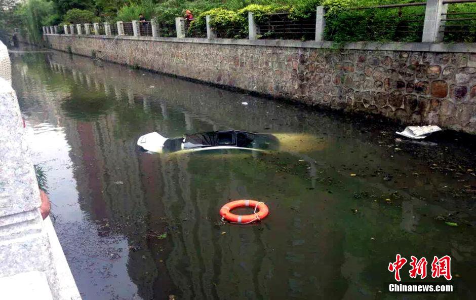 江蘇無錫一汽車沖進(jìn)河道 女司機爬窗逃生