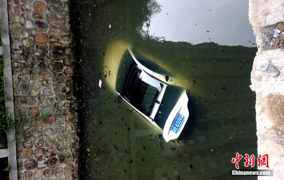 江蘇無錫一汽車沖進(jìn)河道 女司機爬窗逃生