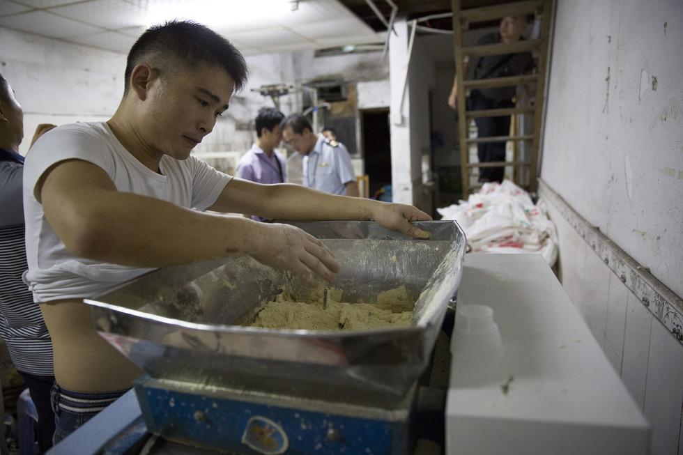 黑作坊深夜產熱干面 工人摳腳后手抓面粉