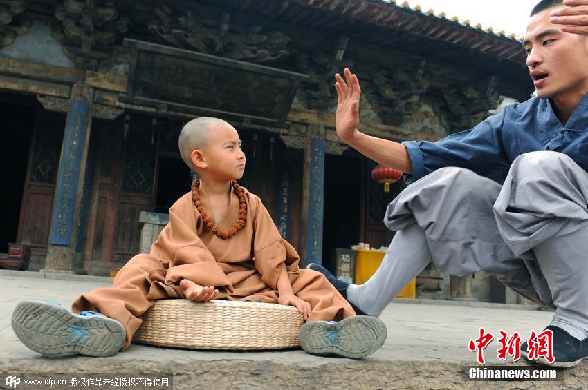 4歲小朋友寺院過暑假 被贊最萌“小和尚”