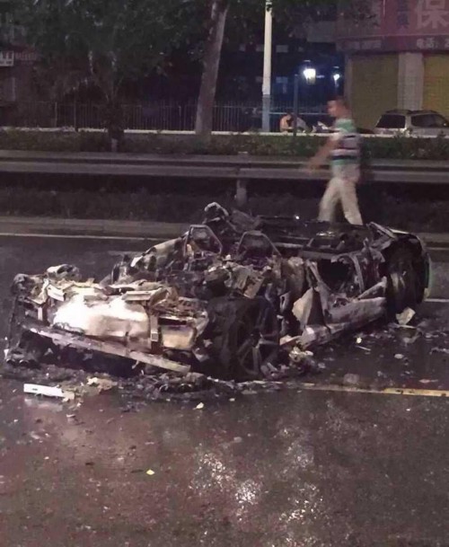 蘭博基尼跑車撞貨車燒成廢鐵 司機當場死亡