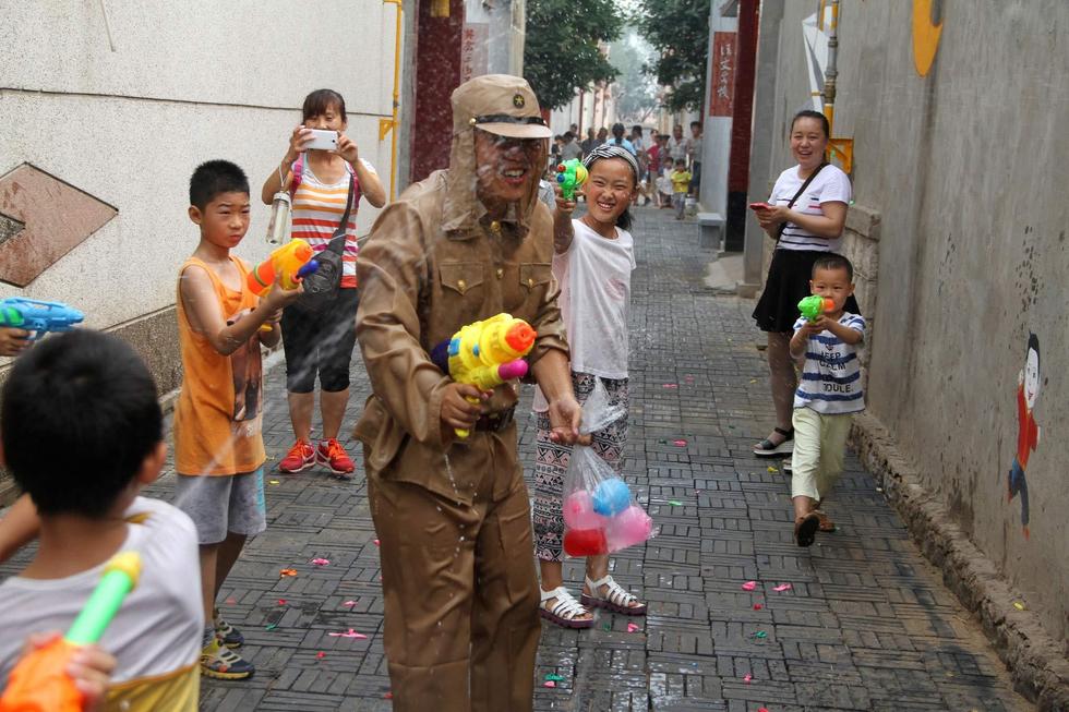 孩子們扮成八路軍手持水槍打鬼子。