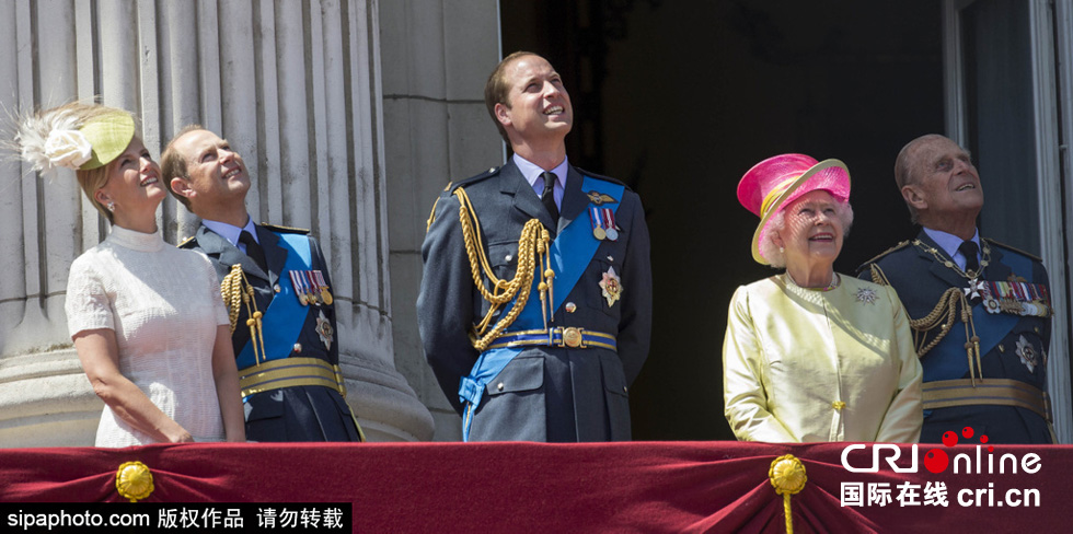 英國女王伊麗莎白二世攜眾王室成員觀看空軍飛行表演。