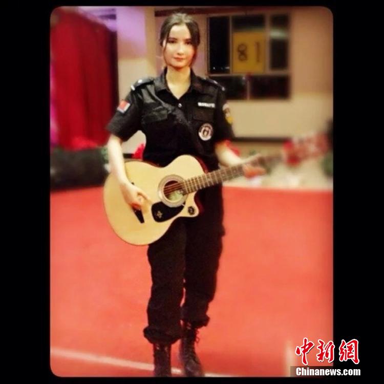 新疆兵團女民警生活照走紅網絡 被譽“最美警花”