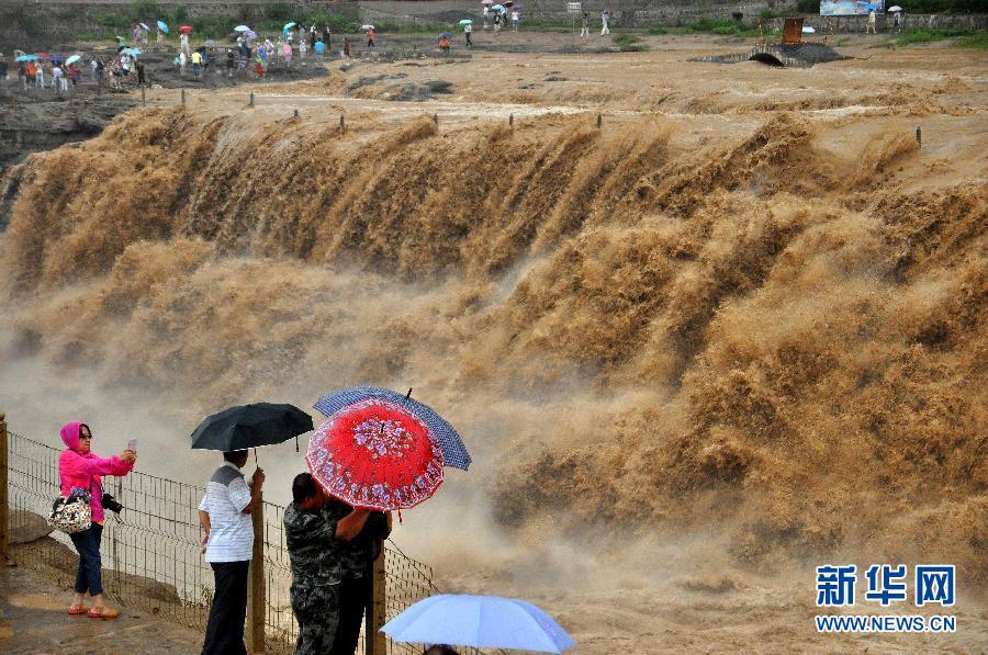 8月2日，游客在山西吉縣黃河壺口瀑布景區游覽觀瀑。