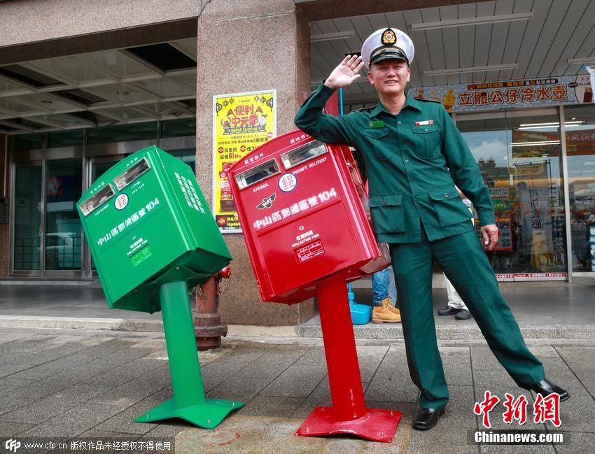 臺北兩郵筒被臺風(fēng)吹歪 成市民拍照景點