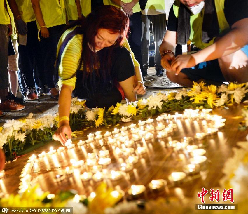 天津志愿者搭臨時祭奠站 追悼爆炸死難者