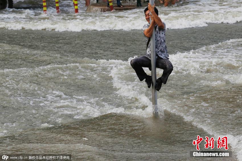 杭州錢塘江珊瑚沙水庫段，兇猛的“鬼王潮”沖上岸來