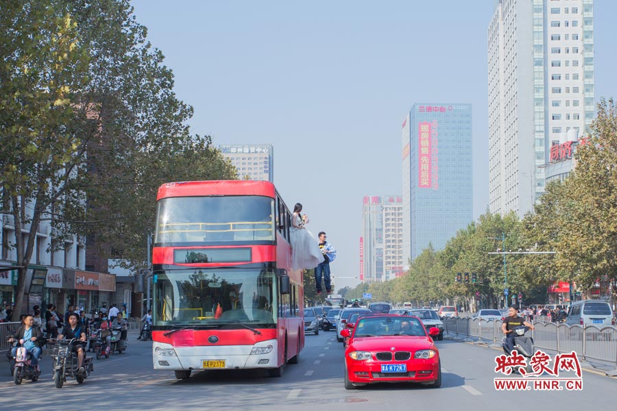 鄭州街頭現懸浮“婚禮” 呼吁摒棄物質追求純真愛情