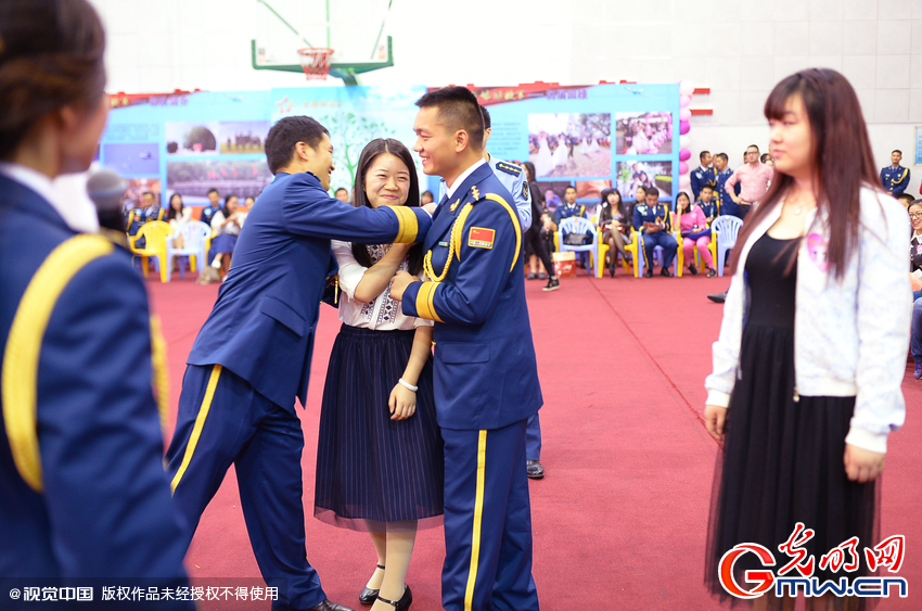 湖北武漢，“嫁人就嫁解放軍”，每年一屆的武漢軍旅姻緣會17日在駐漢空軍某指揮所文化活動中心舉行