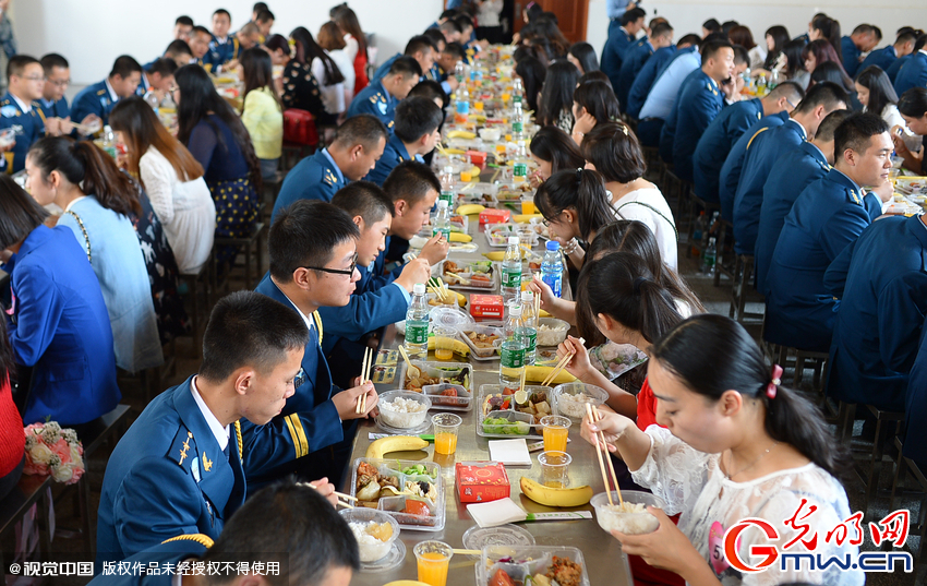 湖北武漢，“嫁人就嫁解放軍”，每年一屆的武漢軍旅姻緣會17日在駐漢空軍某指揮所文化活動中心舉行