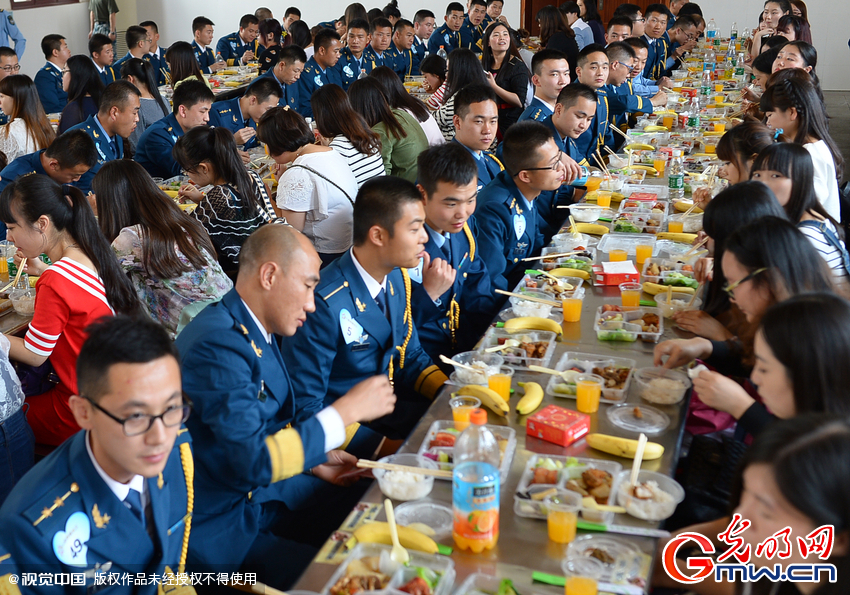 湖北武漢，“嫁人就嫁解放軍”，每年一屆的武漢軍旅姻緣會17日在駐漢空軍某指揮所文化活動中心舉行