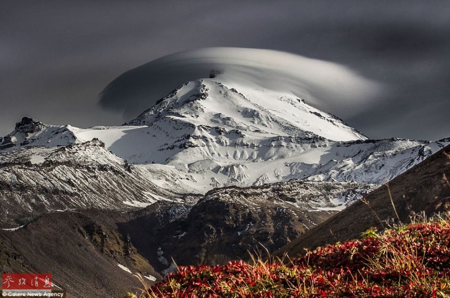 火山上籠罩著類似于外星飛碟形狀的云彩，場(chǎng)景猶如科幻大片。