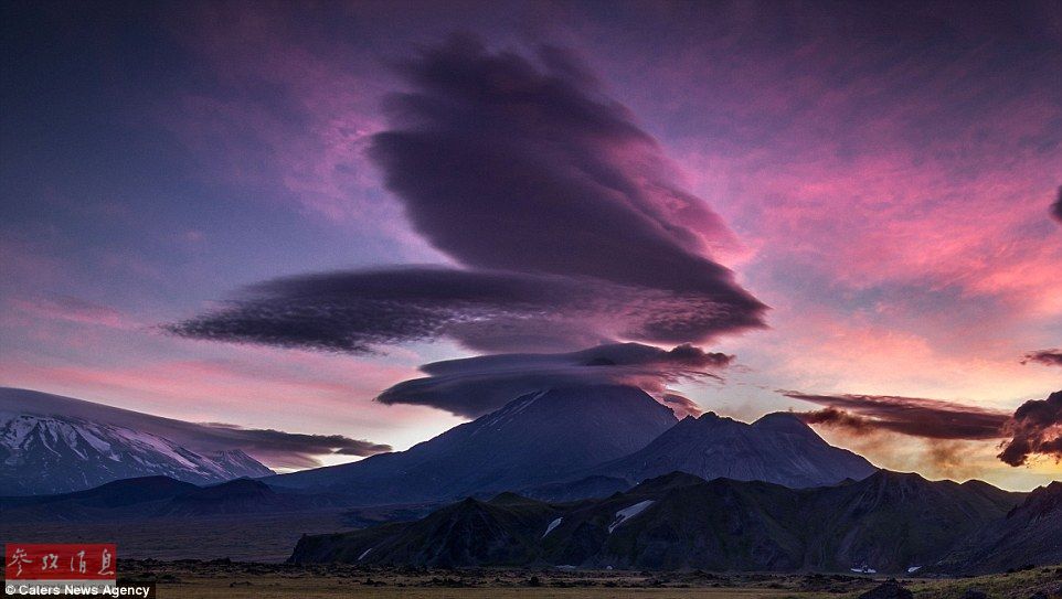 火山上籠罩著類似于外星飛碟形狀的云彩，場(chǎng)景猶如科幻大片。